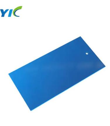 ¿Qué acabados o texturas de superficie están disponibles para las láminas de PVC rígido y cómo afectan el rendimiento del material?